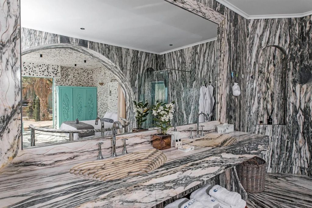 Badezimmer mit Doppelwaschbecken, Marmordesign und stilvollen Details