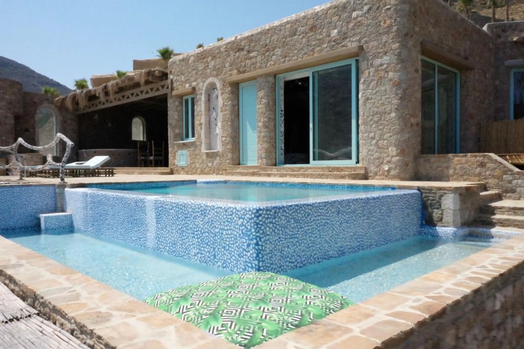 Steinverkleidete Suite mit privatem Infinity-Pool und blauem Mosaikrand