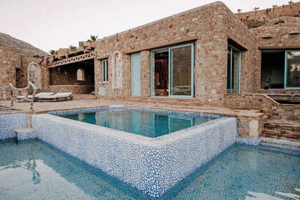 Honeymoon Suite mit Infinity-Pool und natürlicher Steinarchitektur