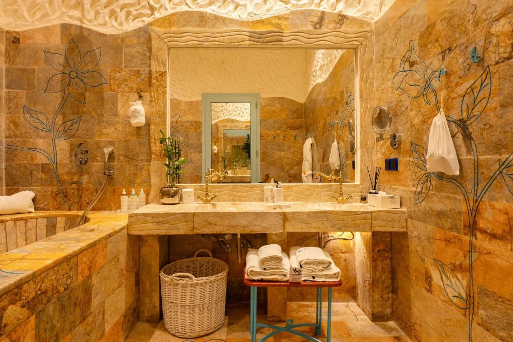 Luxuriöses Badezimmer mit Designfliesen und großem Spiegel