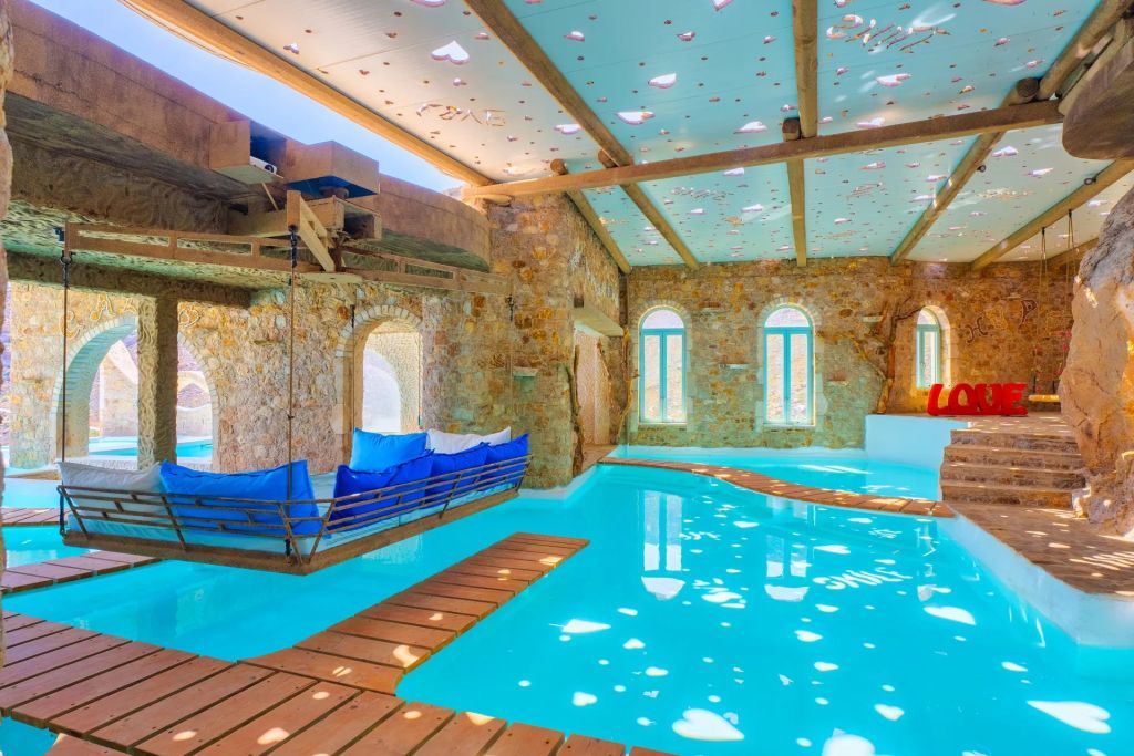 Helles Hallenbad mit Holzdach und Lichtdurchfluteten Bögen