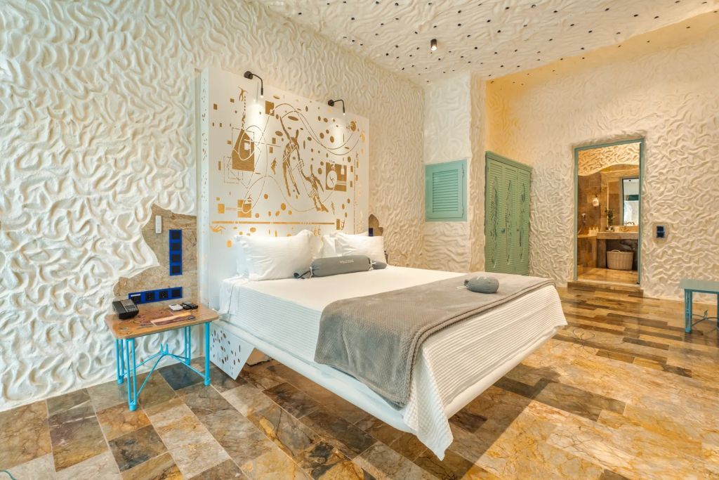 Geräumiges Schlafzimmer mit Designer-Details und luxuriösem Komfort