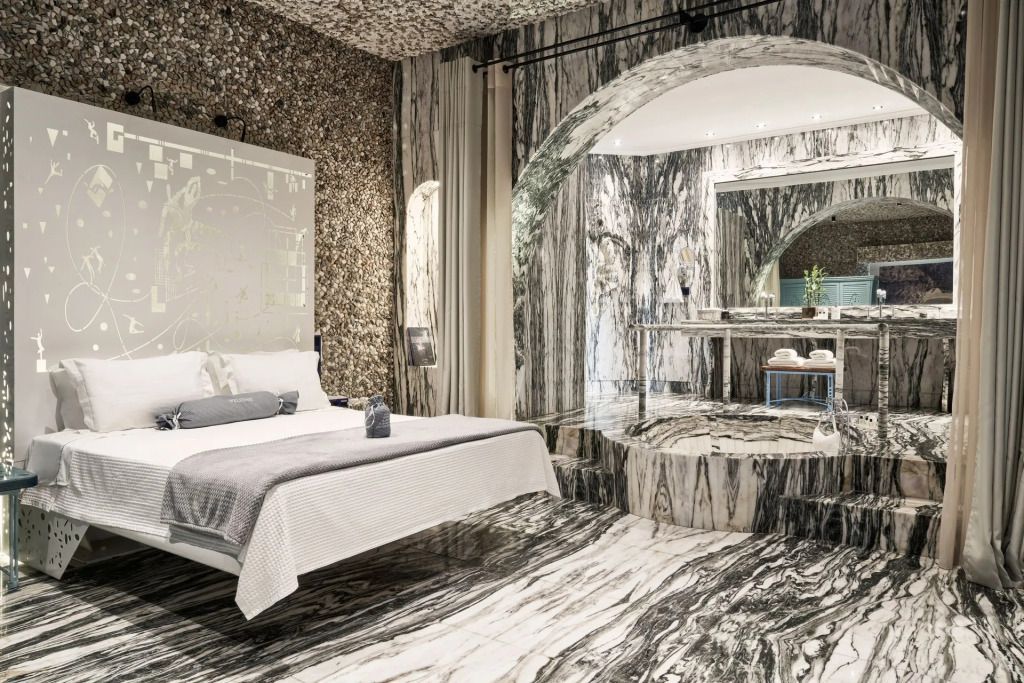 Luxuriöses Schlafzimmer mit Marmorakzenten und modernem Design