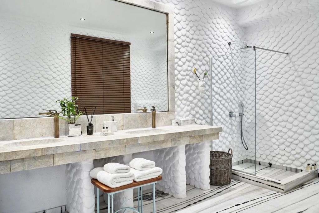 Modernes Badezimmer mit stilvollem Waschbecken und Duschbereich