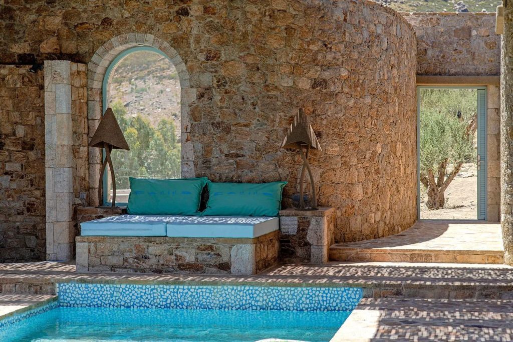 Gemütlicher Lounge-Bereich mit Steinmauern am Pool