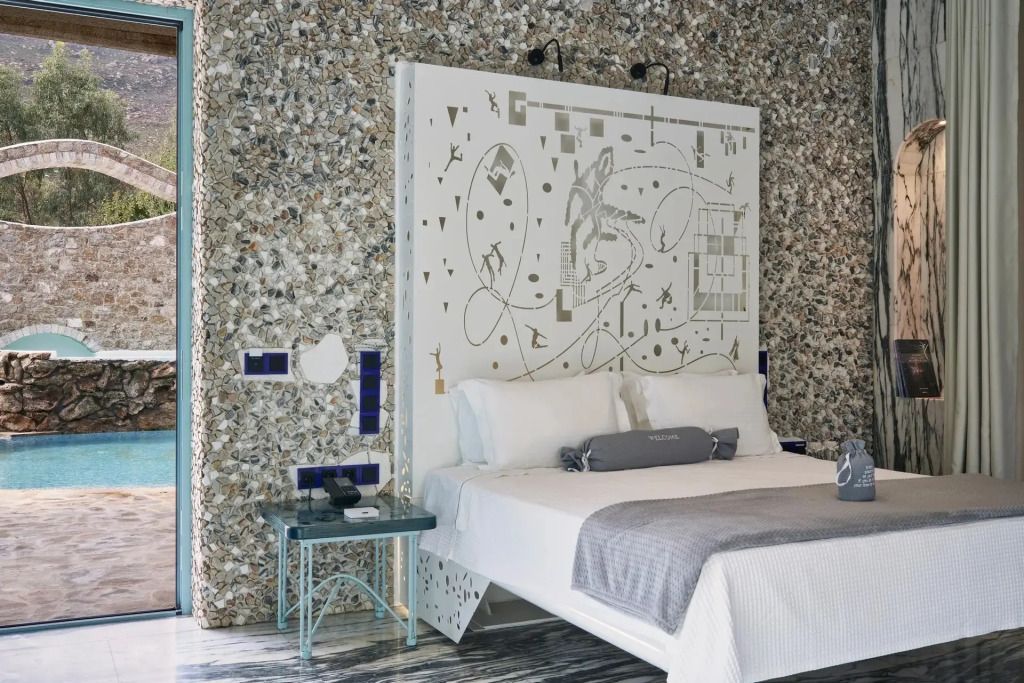 Luxuriöses Schlafzimmer mit kunstvoll gestaltetem Kopfteil und seitlichem Tisch