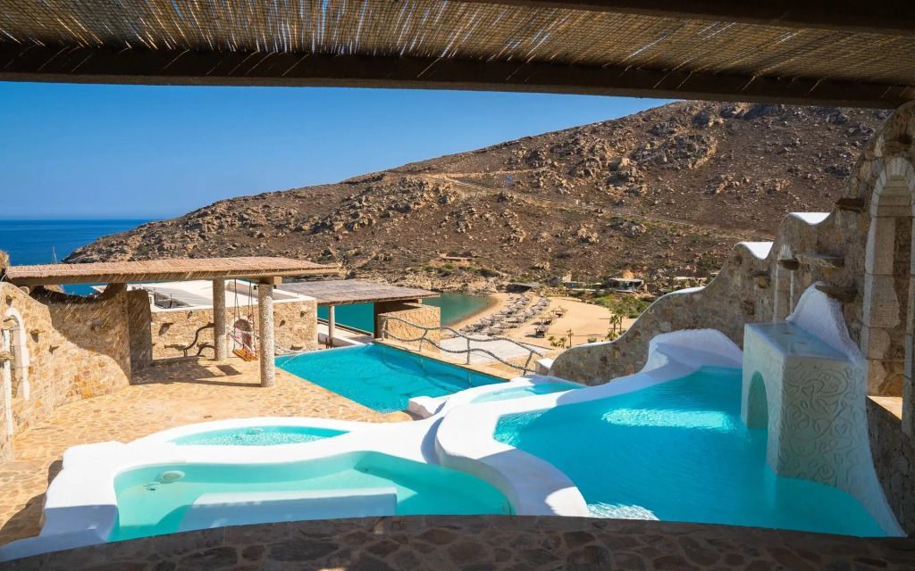 Infinity-Pool mit atemberaubendem Blick über die natürliche Landschaft und das Meer