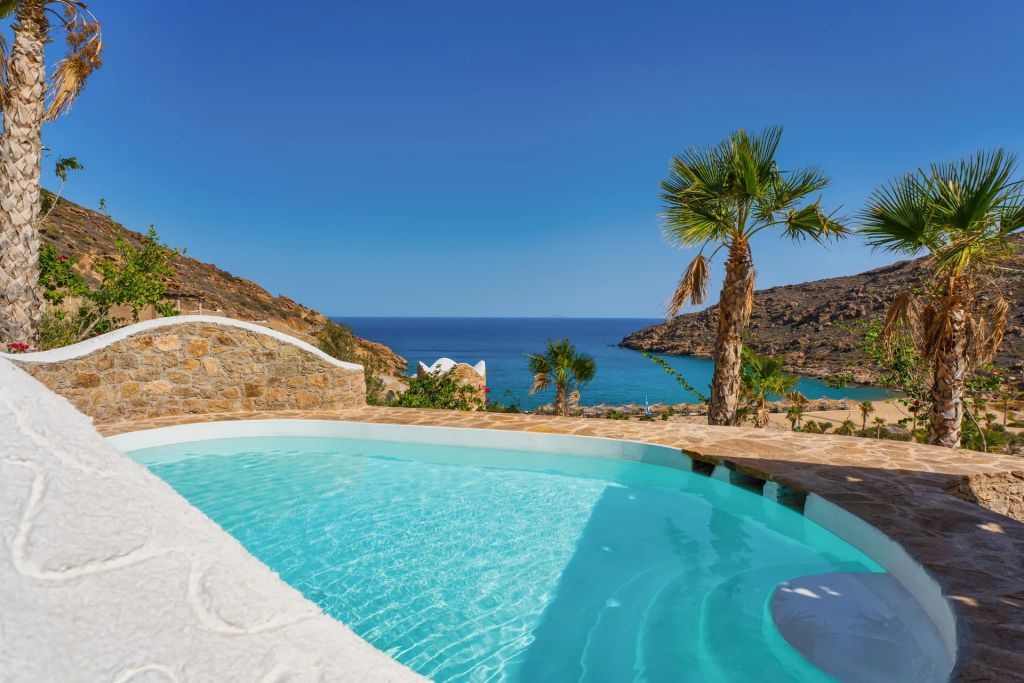 Privater Pool mit Blick auf die Bucht und umliegende Landschaft