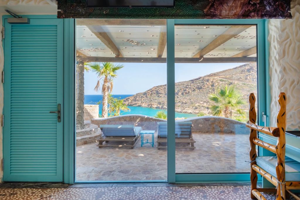 Terrasse mit Panoramablick auf das Meer und stilvollen Liegestühlen