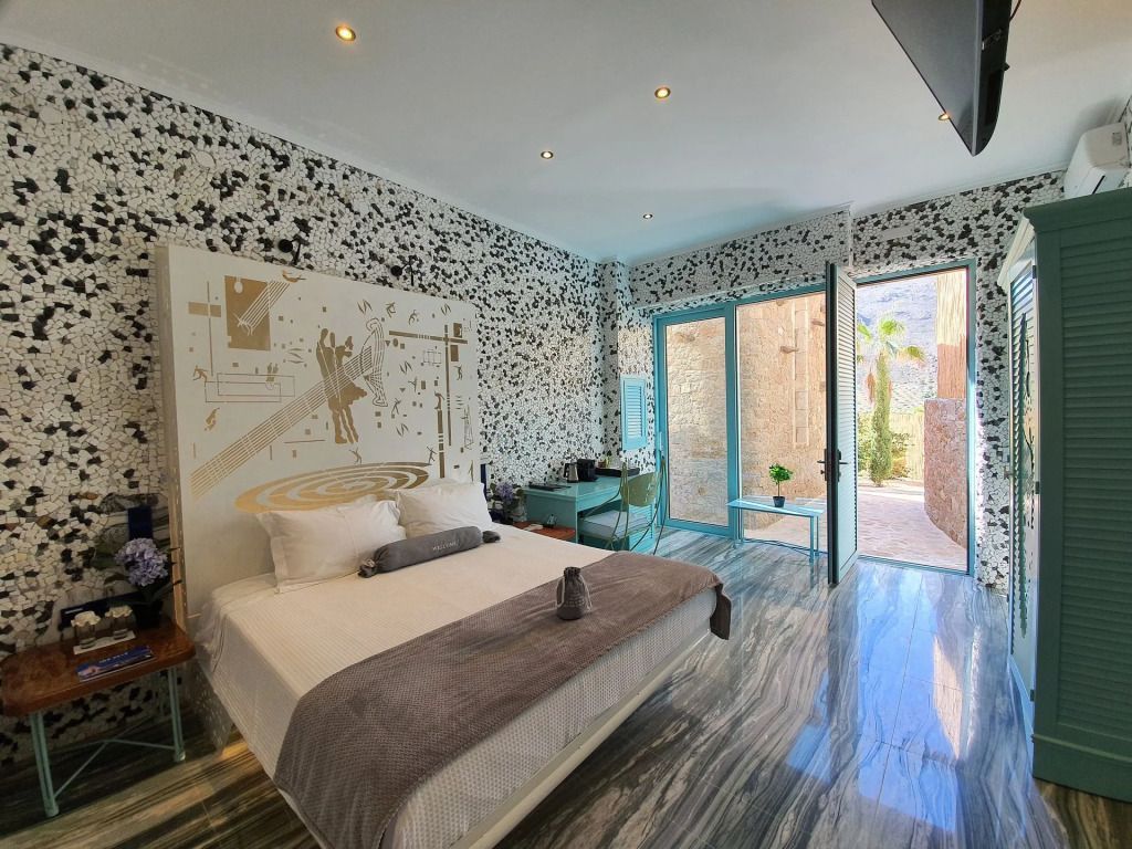 Elegantes Schlafzimmer in der Ray of Light Suite mit offenem Blick auf die Terrasse