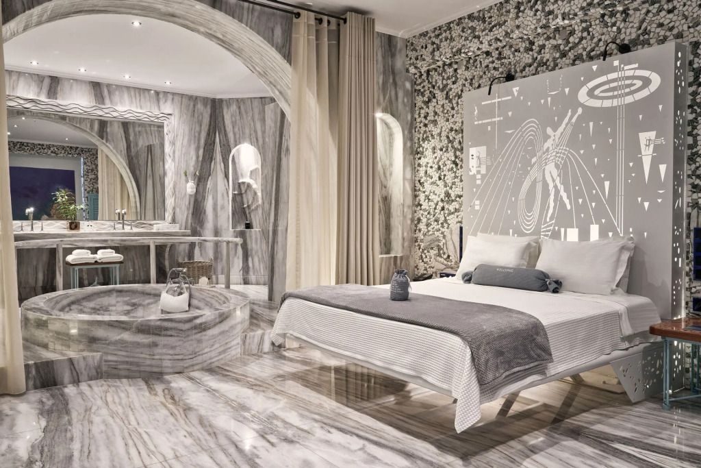 Luxuriöses Schlafzimmer mit Kunst- und Marmorsäulen in der Ray of Light Suite