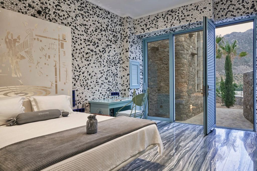 Gästezimmer mit kunstvoller Wandgestaltung und Zugang zur Terrasse