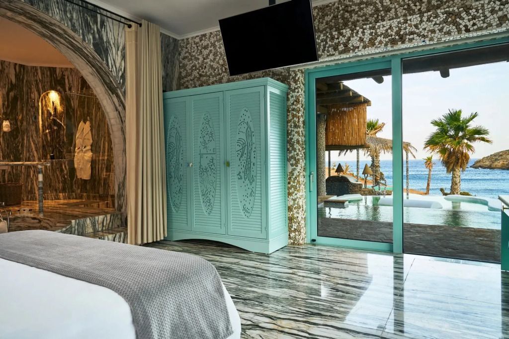 Schlafzimmer mit maritimem Dekor und Zugang zur Terrasse mit Meerblick.