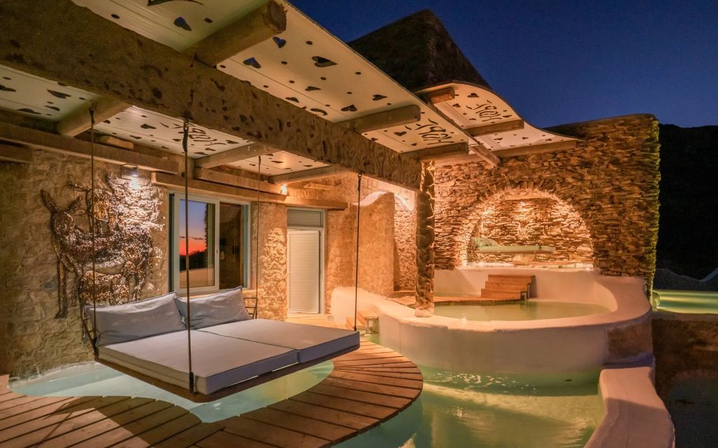 Entspannungsbereich mit kleinem Pool und überdachtem Loungeplatz.