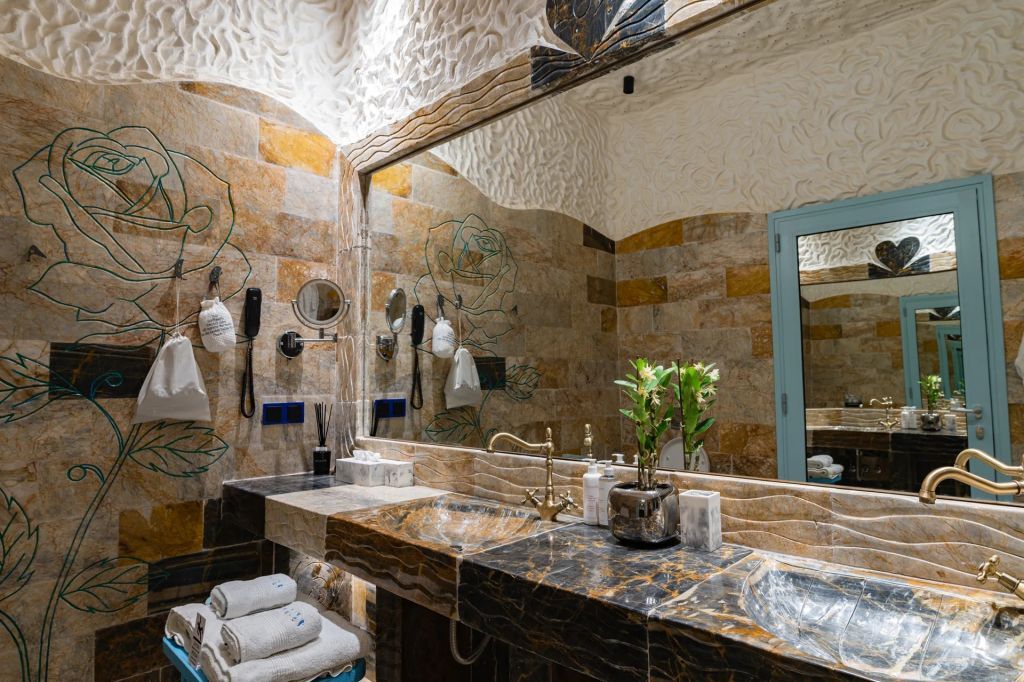 Elegantes Badezimmer in warmen Tönen mit großzügigem Waschbereich.