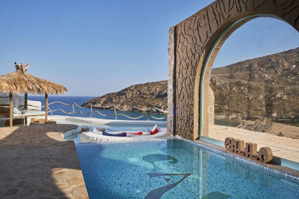 Infinity-Pool mit Panorama-Meerblick und luxuriösem Ambiente.