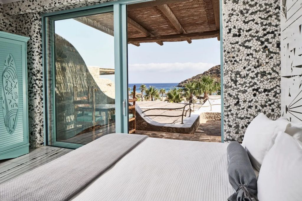 Schlafzimmer mit Blick auf Terrasse und Meer im Hintergrund