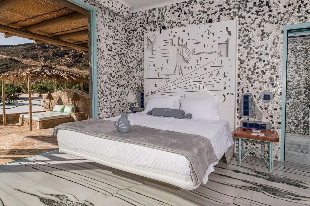 Modernes Schlafzimmer mit Designer-Dekor und großem Bett