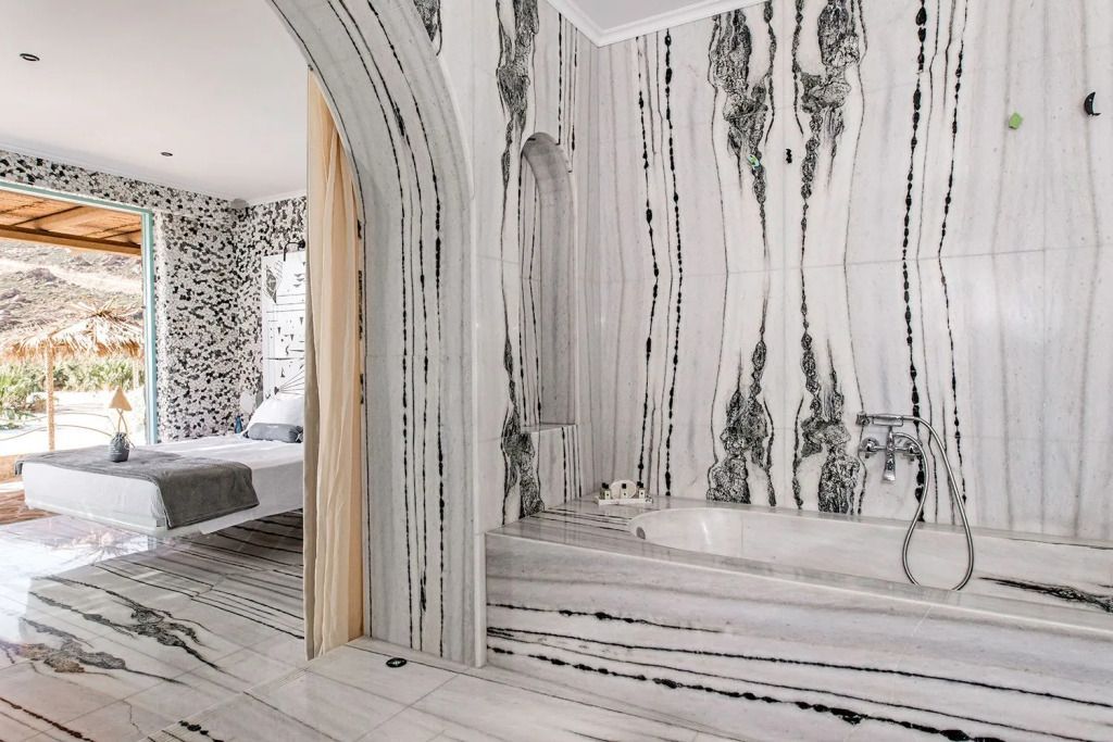 Luxuriöses Badezimmer mit Marmordesign und großer Badewanne