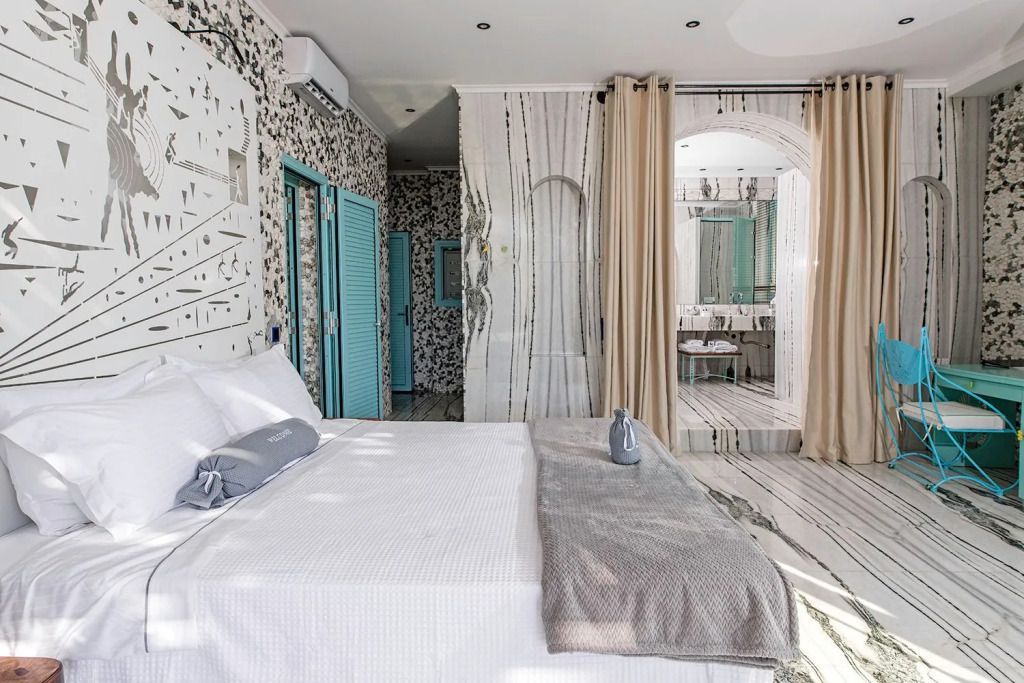 Geräumiges Schlafzimmer mit durchdachtem Design und Ensuite-Bad