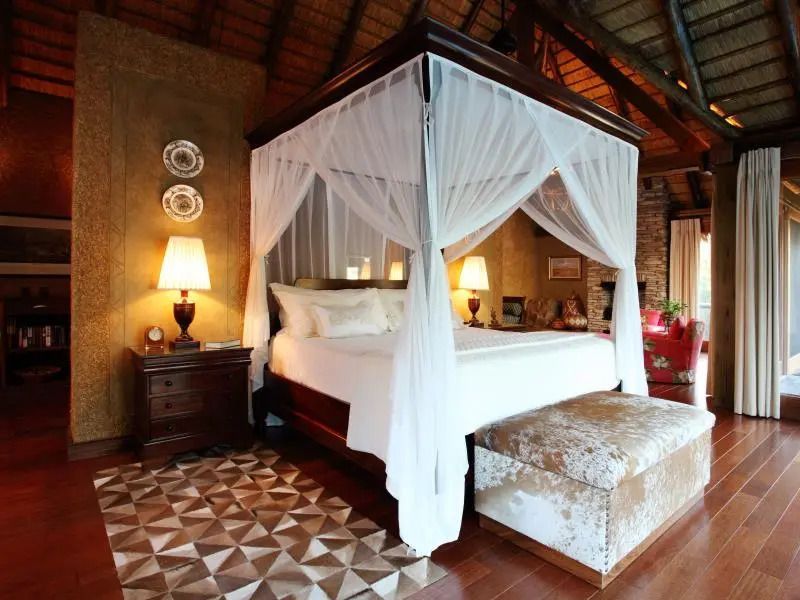 Luxuriöses Doppelzimmer mit Himmelbett und stilvollen Dekorationen