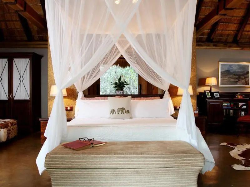 Elegantes Schlafzimmer mit Himmelbett und Moskitonetz im Jabulani Safari Hotel