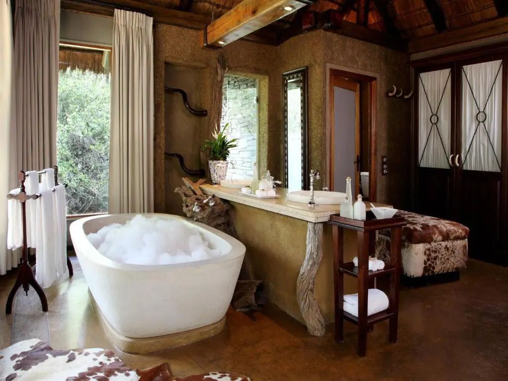 Luxuriöses Badezimmer mit freistehender Badewanne und natürlichem Licht