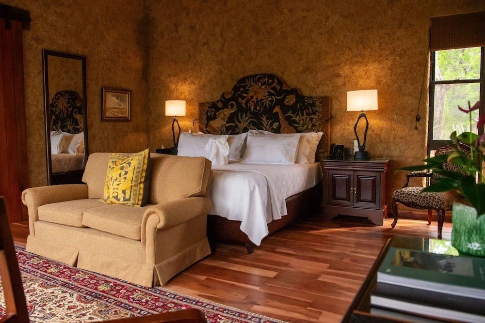 Elegantes Schlafzimmer mit gepolstertem Kopfteil und Holzboden