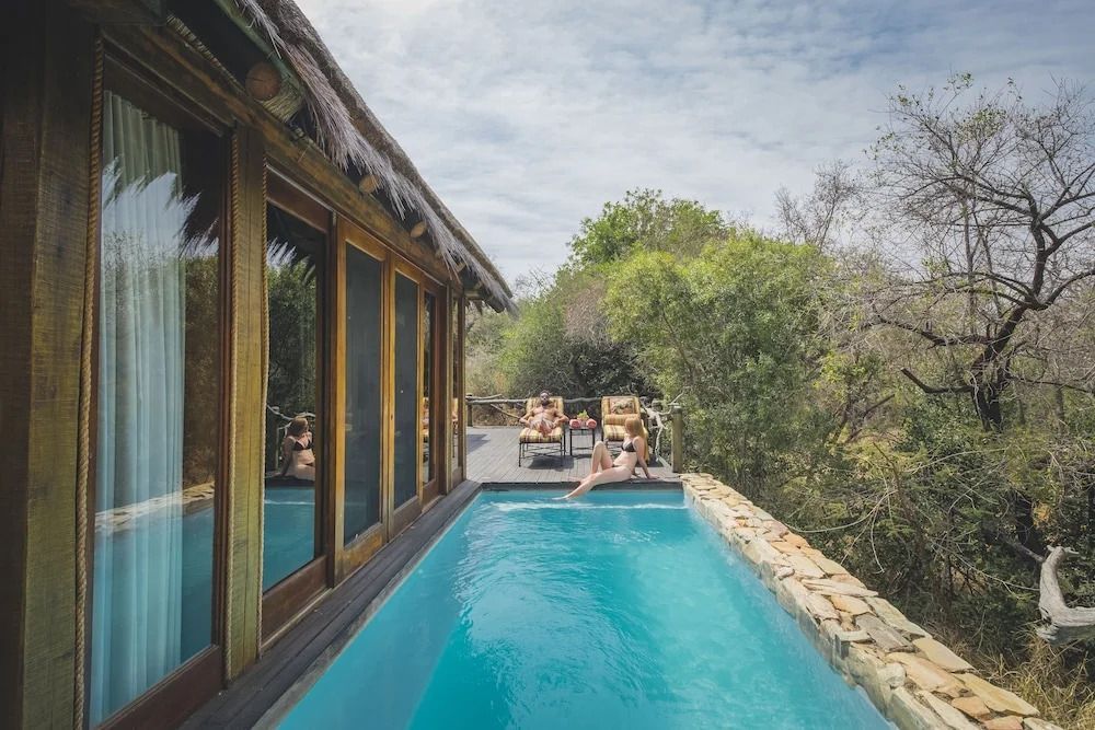 Privater Pool mit Liegen und Naturblick
