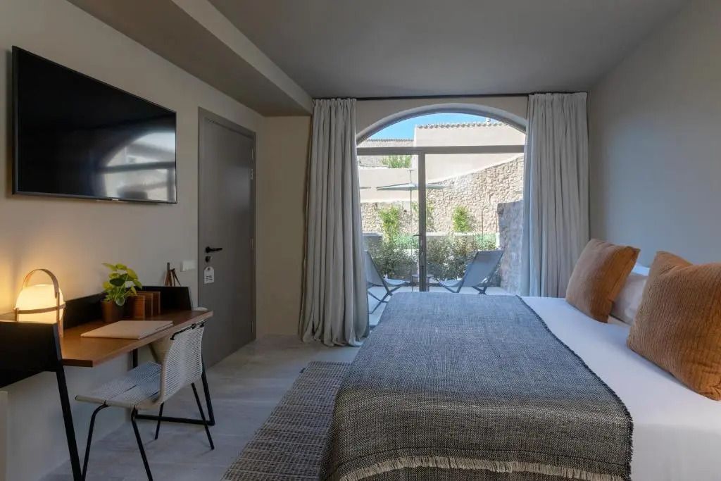 Deluxe Doppelzimmer mit großem Fenster und direktem Terrassenzugang