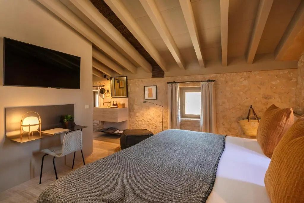 Zimmer mit sichtbaren Holzbalken und moderner Einrichtung