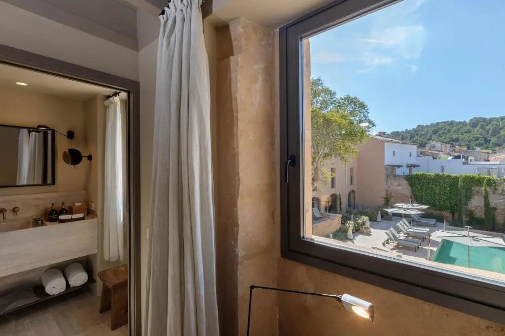 Ausblick aus dem Zimmer auf den Innenhof und die Landschaft