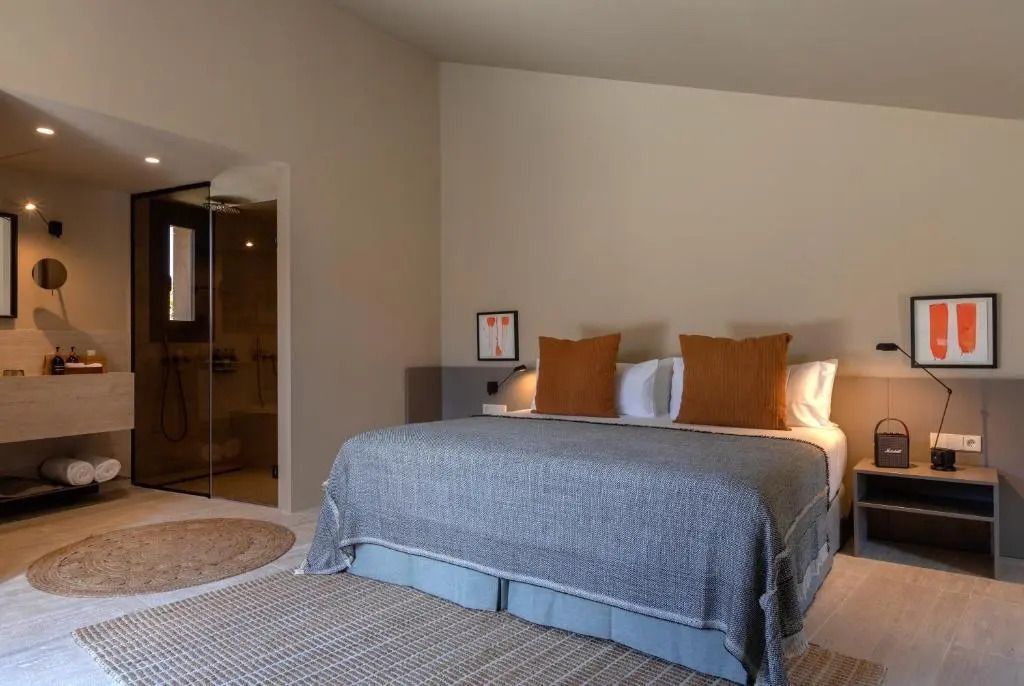 Schönes Schlafzimmer mit Doppelbett und elegantem Dekor