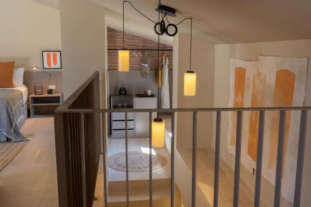 Offener Treppenbereich mit stilvoller Beleuchtung in der Suite