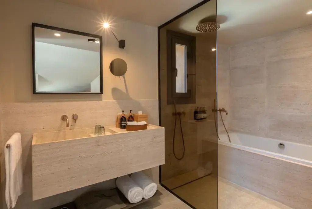 Modernes Badezimmer mit Waschbecken und Dusche