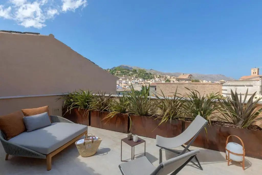 Private Terrasse mit Panoramablick und gemütlichen Sitzmöbeln