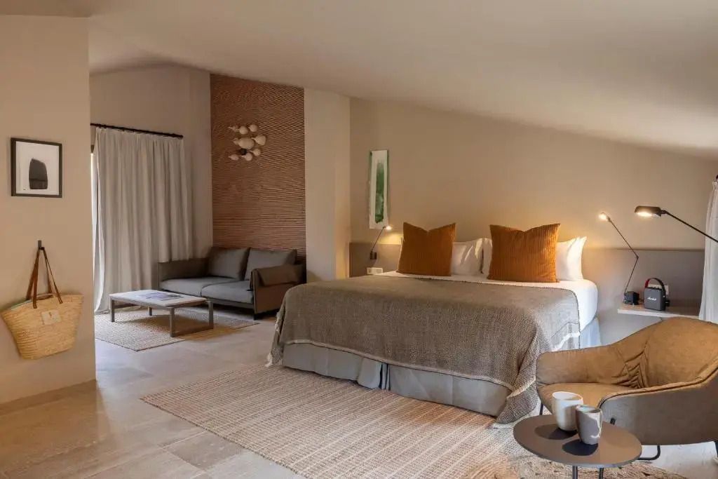 Geräumiges Grand Premium Doppelzimmer mit Doppelbett, Sofa und eleganter Dekoration