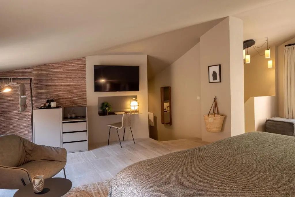 Moderne Einrichtung mit Schreibtisch und großem Fernseher im Grand Premium Doppelzimmer