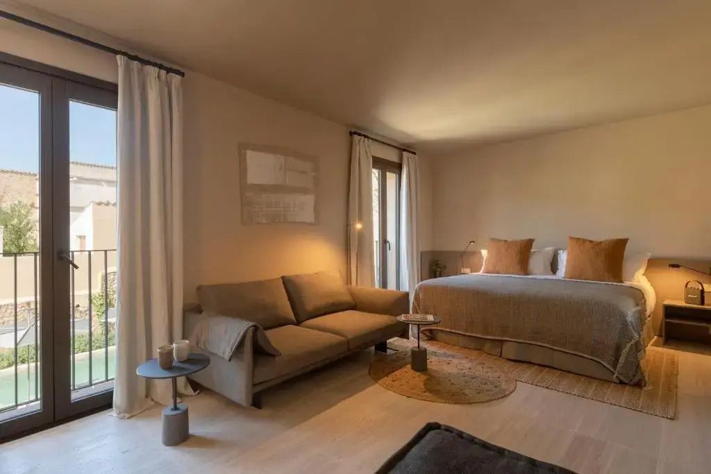 Einladendes Grand Premium Doppelzimmer mit gemütlichem Sofa und stilvoller Beleuchtung
