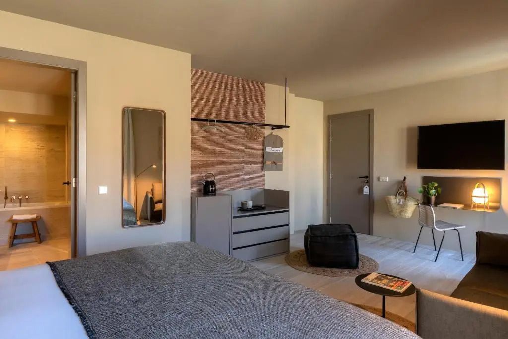 Schickes Grand Premium Doppelzimmer mit Kleiderbereich und praktischem Stauraum