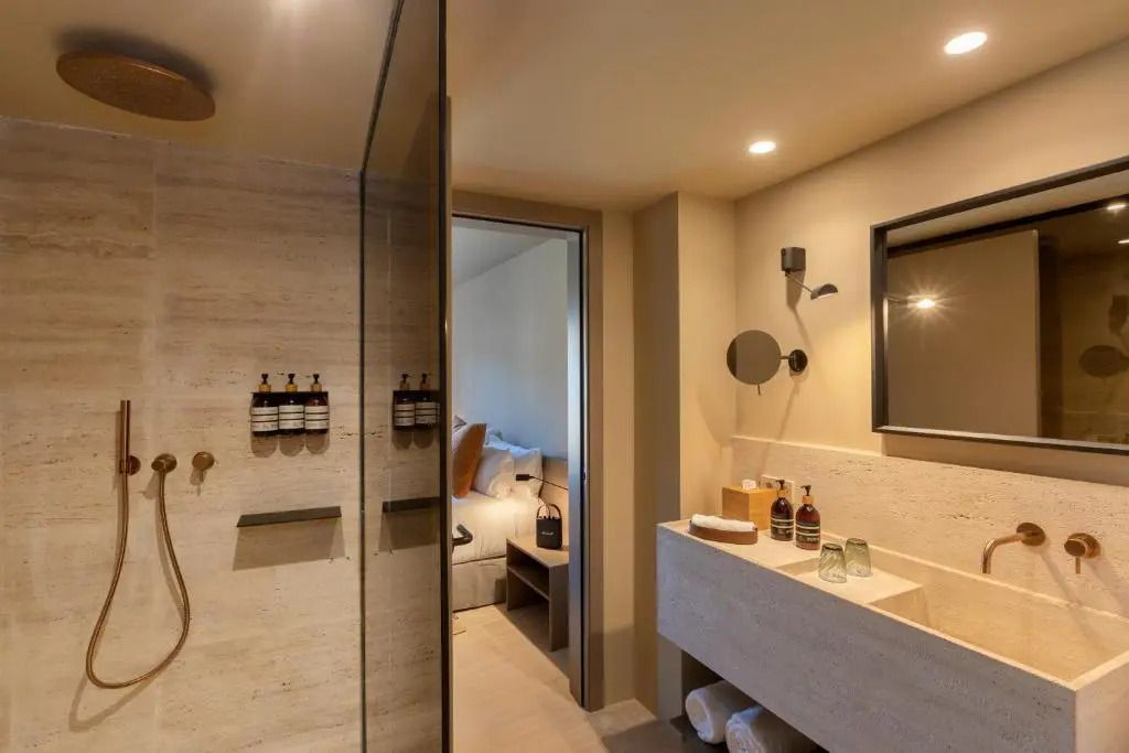 Modernes Badezimmer mit luxuriöser Ausstattung im Grand Premium Doppelzimmer