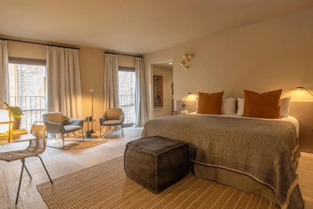 Gemütliches Premium Doppelzimmer mit großem Bett und Sitzbereich.