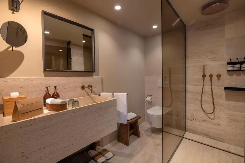 Modernes Badezimmer mit Waschtisch und großer Dusche.