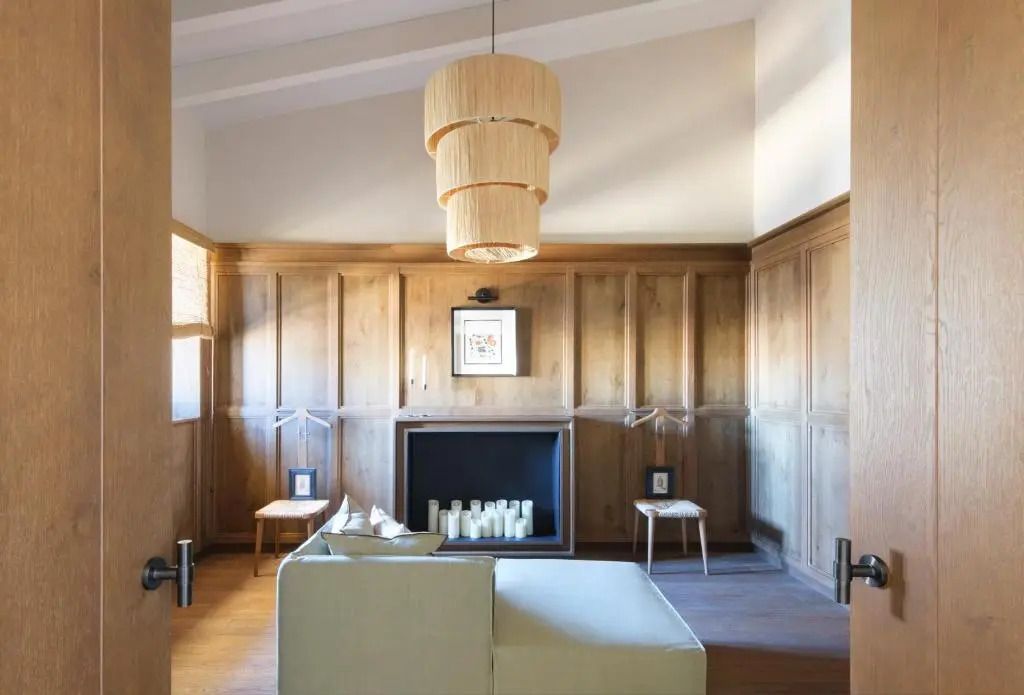 Elegantes Wohnzimmer in der Suite mit Kamin und Designer-Beleuchtung