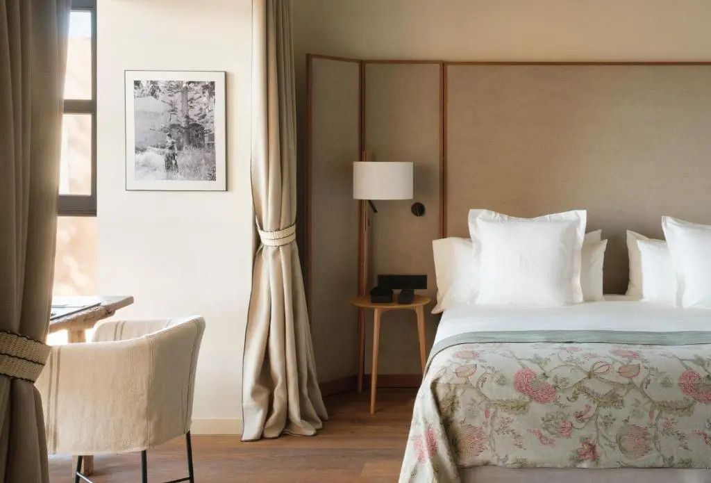 Schlafbereich in der Suite mit edlem Dekor und bequemen Bett
