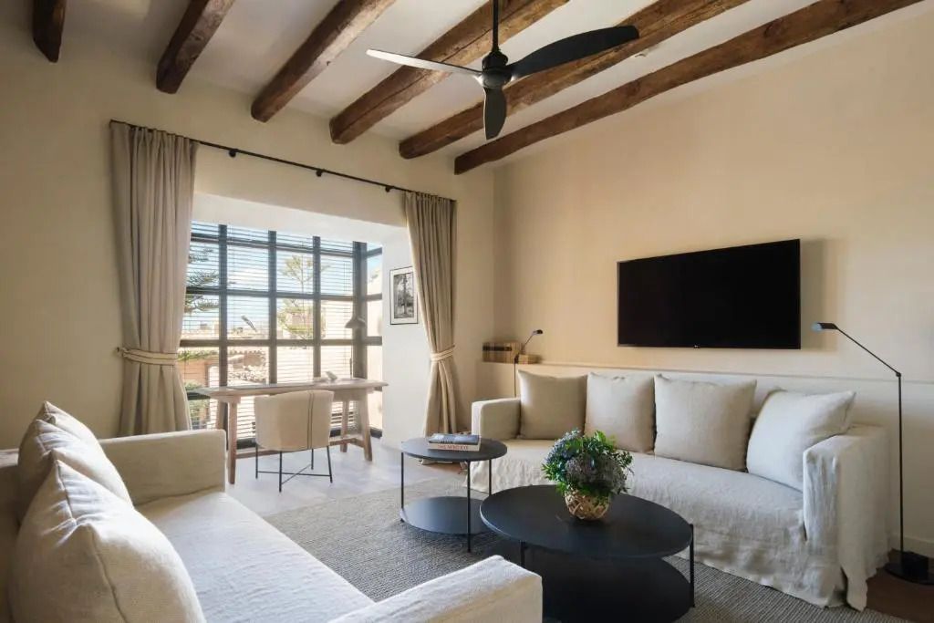 Wohnzimmer der Deluxe Suite mit moderner Einrichtung und großer Fensterfront
