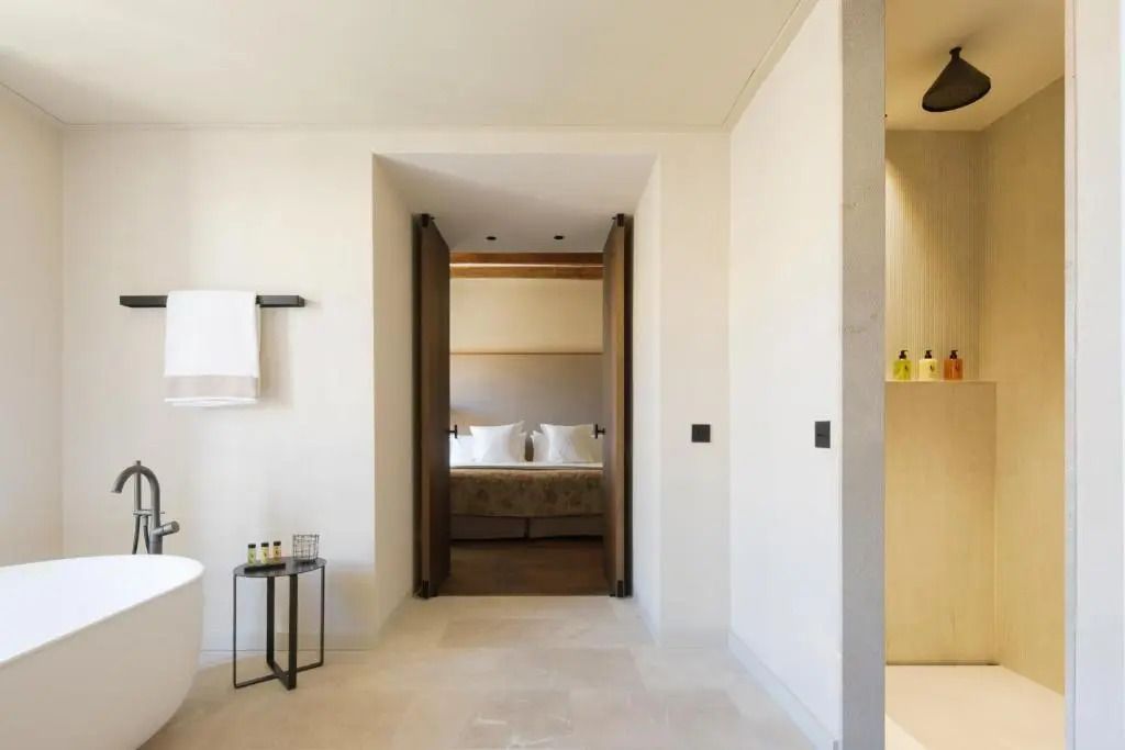 Offene Suite mit Blick ins Schlafzimmer und Teppichboden