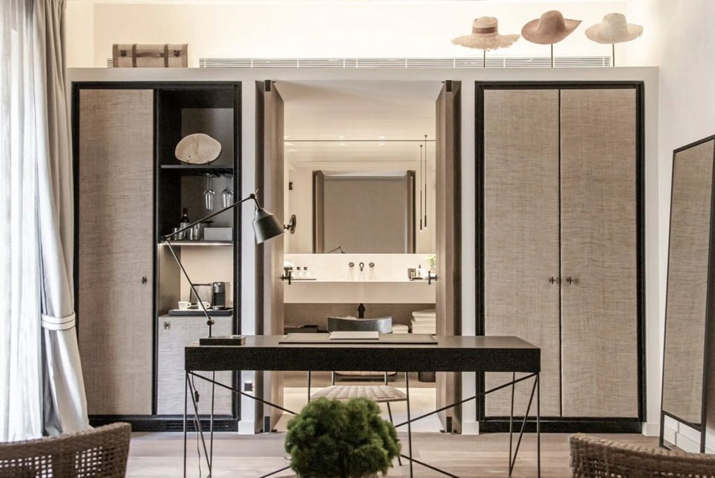 Elegante Inneneinrichtung eines Deluxe Zimmers mit Schreibtisch und offener Badezimmeransicht
