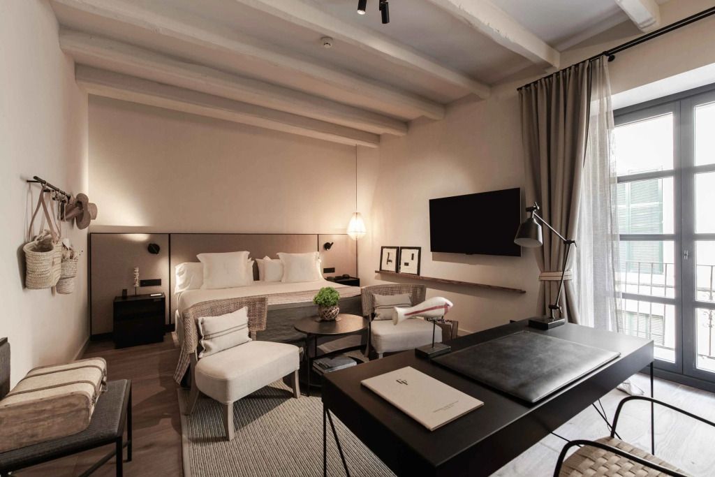 Deluxe Zimmer mit gemütlichem Bett, Schreibtisch und eleganter Beleuchtung