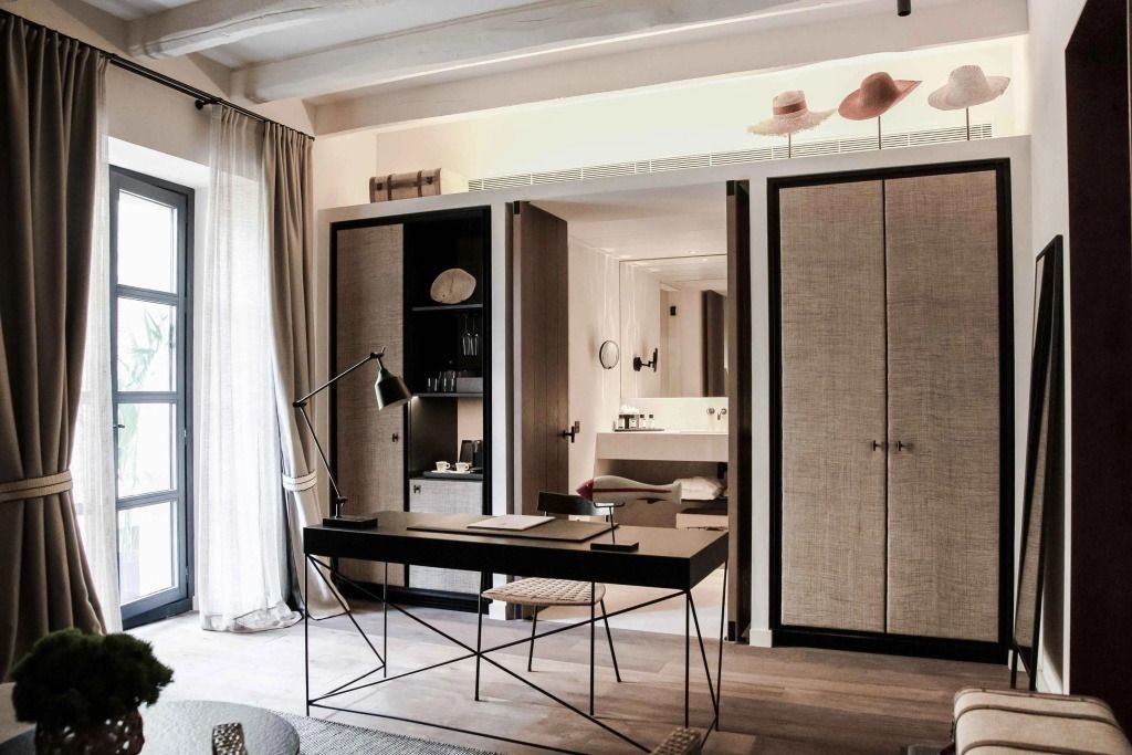 Moderner Arbeitsbereich im Deluxe Zimmer mit direktem Blick ins Badezimmer